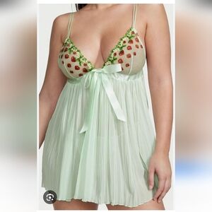 VS Pleated Strawberry Banydoll